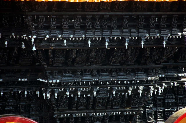 கலைநயமிக்க தேர் சிற்பங்கள்.