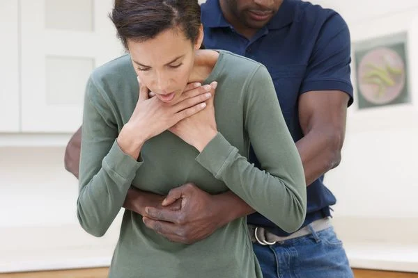 ஹெய்ம்லிச் மனுவர் (Heimlich Maneuver) சிகிச்சை முறை