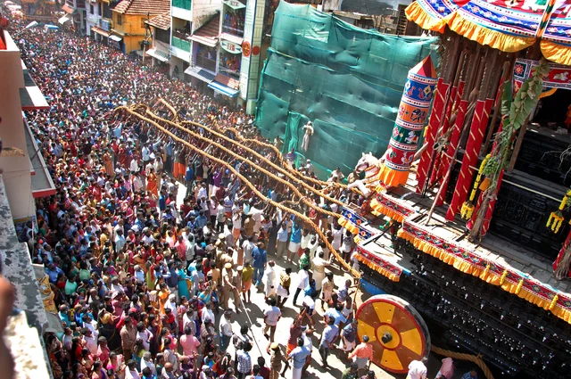 தேர் நிலைக்கு கொண்டு வந்த மகிழ்ச்சயில் வடம் தூக்கி ஆர்ப்பரிக்கும் மக்கள்!