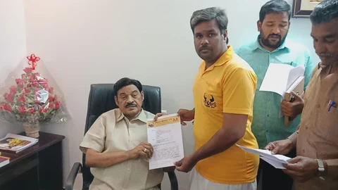 பாரிவேந்தரிடம் மனு அளிக்கும் இளைஞர்கள்