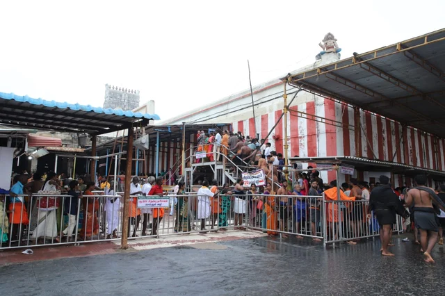 வரிசையில் பக்தர்கள்