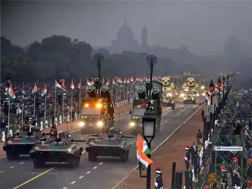 அணி வகுப்பில் பீரங்கிகள்