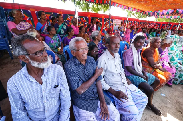 பொங்கல் விழாவைக் காண காத்திருக்கும் முதியவர்கள்....