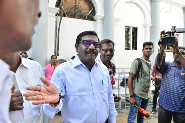 எம்.எல்.ஏ கருணாஸ்