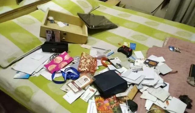 சிதறிக் கிடக்கும் பொருள்கள்