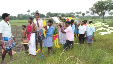 சாமந்தியின் உடலைச் சுமந்து செல்லும் மக்கள்..