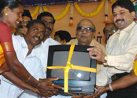 இலவச கலர் டிவி வழங்கும் கருணாநிதி