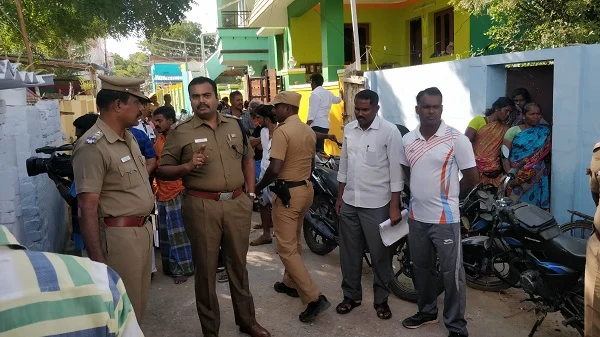 சம்பவ இடத்தில் காவல்துறை அதிகாரிகள் விசாரணை