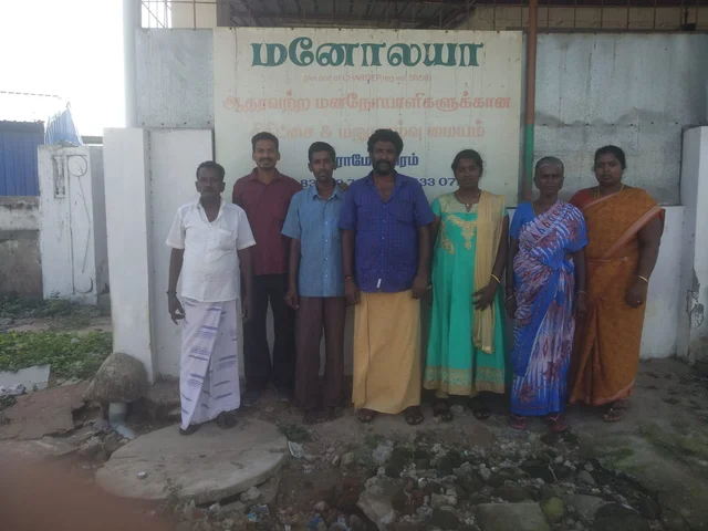 குடும்பத்தினருடன் ஈஸ்வரன்