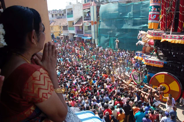மக்கள் வெள்ளத்தில் வலம் வரும் சுவாமி!