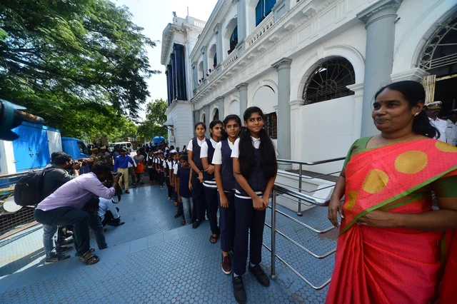 சட்டப் பேரவை நிகழ்வுகளை காண வந்துள்ள பள்ளி மாணவிகள்