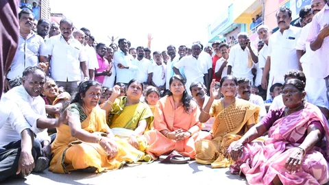 சாலை மறியலில் கனிமொழி எம்.பி.