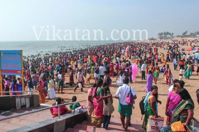 கடற்கரையில் பக்தர்கள்