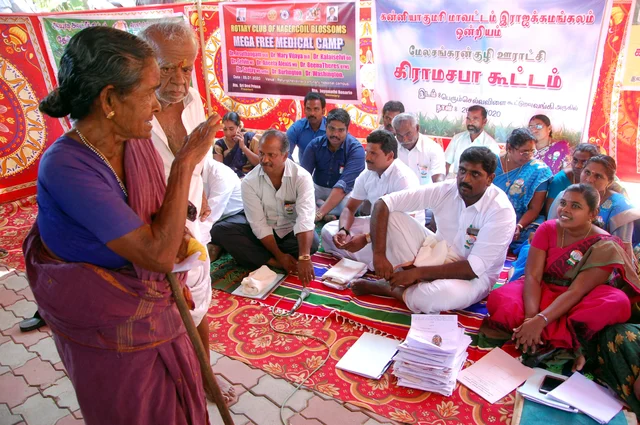 தள்ளாத வயதிலும் கிராமசபா கூட்டத்தில் கலந்து கொண்டு கோரிக்கை வைக்கும் மூதாட்டி.