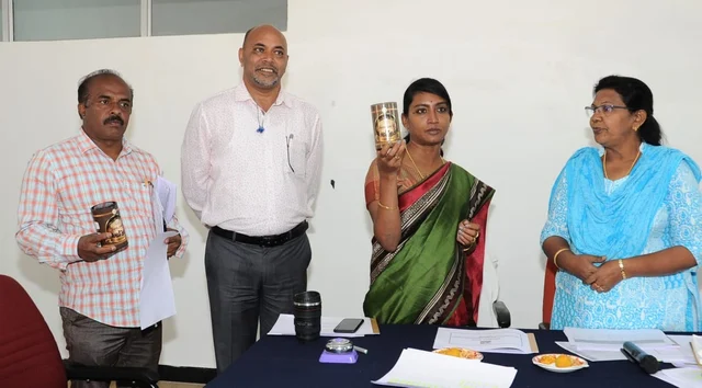 காபி தூளை அறிமுகம் செய்து வைத்த ஆட்சியர் இன்னசென்ட் திவ்யா