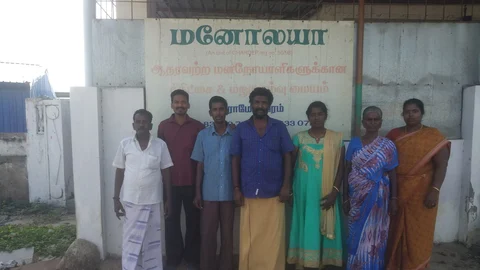 குடும்பத்தினருடன் மனநலம் தேறிய வாலிபர்.