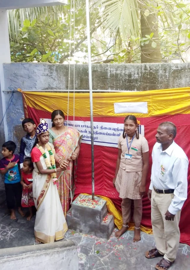 கொடியேற்றும் மாணவி சய்பாலா