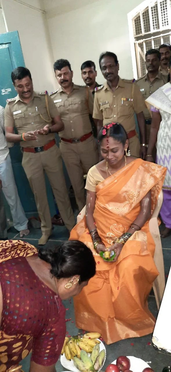 `காவல் நிலையத்தில் நடந்த வளைகாப்பு!’ - சேலம் பெண் காவலரை நெகிழ வைத்த சென்னை காவலர்கள்