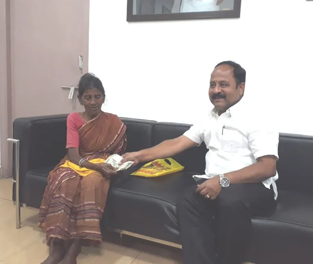 பண உதவிசெய்த எம்.எல்.ஏ நந்தகுமார்