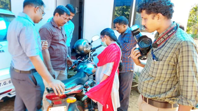 தடயவியல் நிபுணர்கள் சோதனை