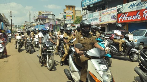 போலீஸாரின் ஹெல்மெட் விழிப்புணர்வு பேரணி