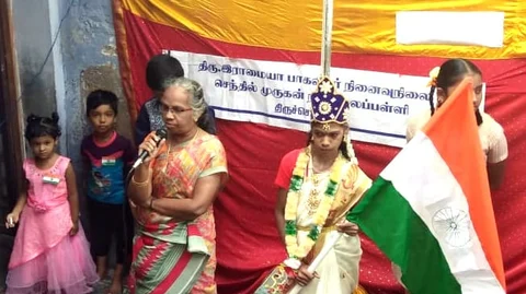 பாரதமாதா வேடத்தில் மாணவி சாய்பாலா