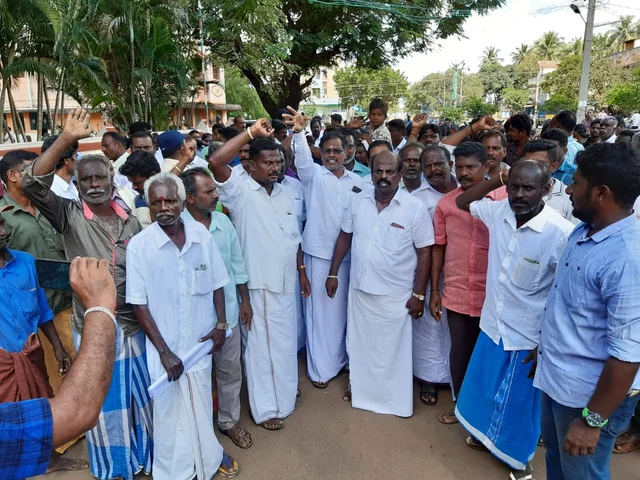 காங்கிரஸ் மற்றும் தி.மு.க., தொண்டர்கள் போராட்டம்