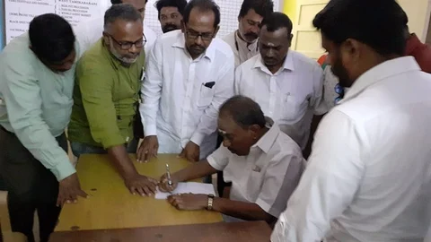 காவல்நிலையத்தில் கையெழுத்திடும் நெல்லை கண்ணன்.