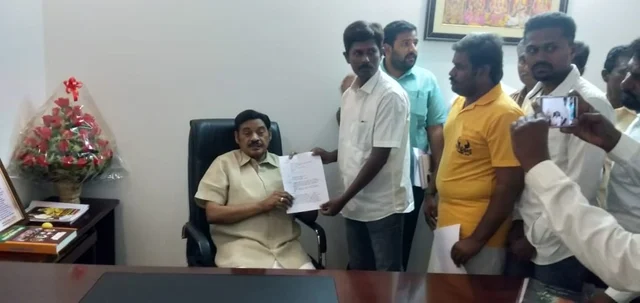 பாரிவேந்தரிடம் மனு அளிக்கும் இளைஞர்கள்