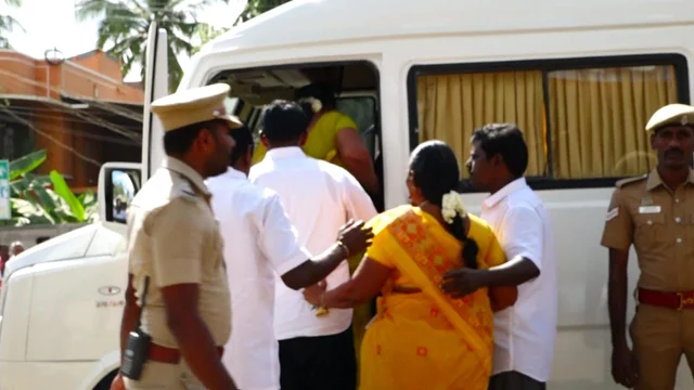 டெம்போவில் ஏற்றப்படும் கவுன்சிலர்கள்