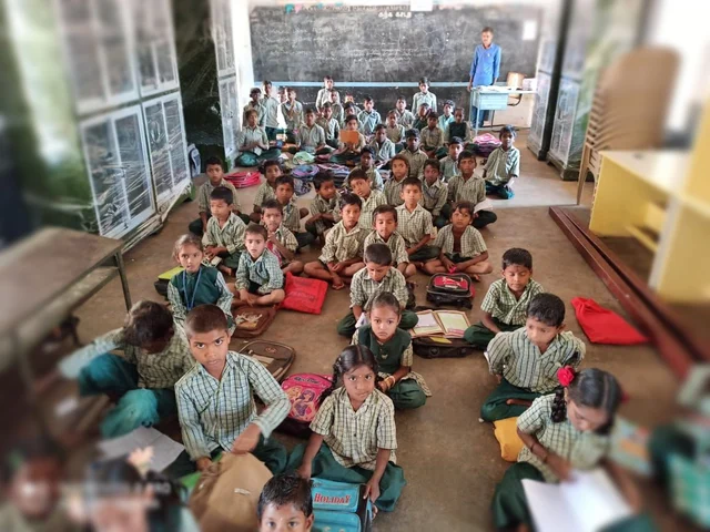 பள்ளியில் மாணவர்கள்