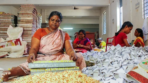தீப்பெட்டி தயாரிப்புப் பணி