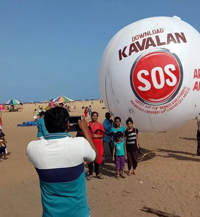 காவலன் செயலி ராட்சத பலூன் முன் செல்ஃபி
