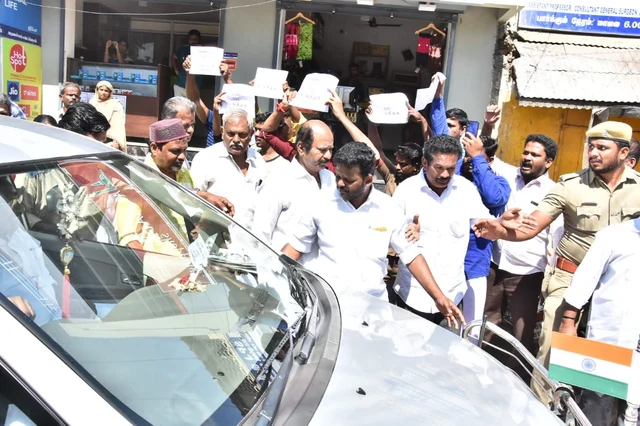 எதிர்ப்பு கோஷமிட்டவர்கள்