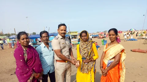 காவலன் செயலி ஸ்டிக்கரை ஒட்டும் இன்ஸ்பெக்டர் சீத்தாராம்