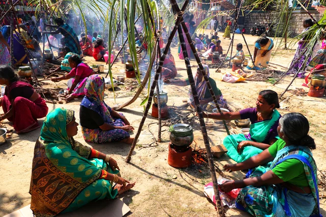ஒரே சமுதாயம் காணும் சமுதாயப் பொங்கலை பெண்கள் இடுகின்றனர்.