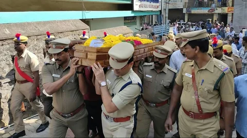 இறுதிச்சடங்கில் போலீஸ் உடலை சுமந்த எஸ்.பி.