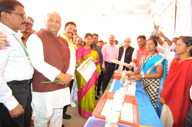 நிலைக்குழு தலைவரான கனிமொழி எம்.பி-யுடன் உறுப்பினர்கள்