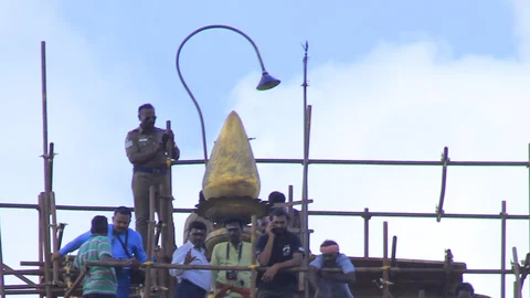 லைவ் செய்யும் போலீஸ்காரர்