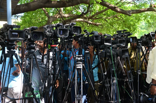 வெளியே காத்துக் கொண்டிருக்கும் கேமராமேன்கள்