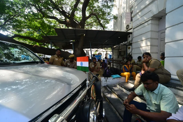 ஸ்டாலின் கார் முன்பு ஓய்வு எடுக்கும் காவல்துறையினர்