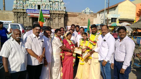 நோட்டீஸ் விநியோகித்த மாப்பிள்ளை ஹரிகிருஷ்ணன், சரண்யா