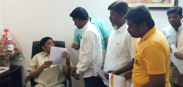 பாரிவேந்தரிடம் மனு அளிக்கும் இளைஞர்கள்