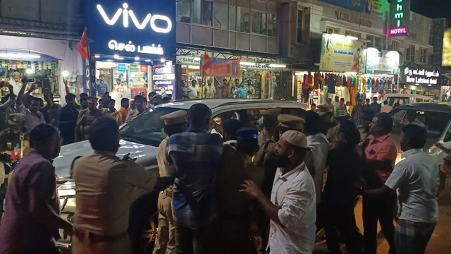 ரவீந்திரநாத்குமாரின் காரை முற்றுகையிட்ட இஸ்லாமிய அமைப்பினர்.