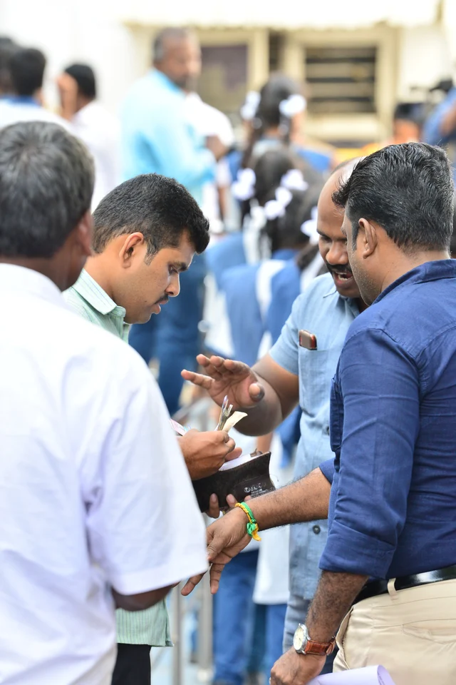 தீவிர பாதுகாப்புச் சோதனையில் அதிகாரிகள்