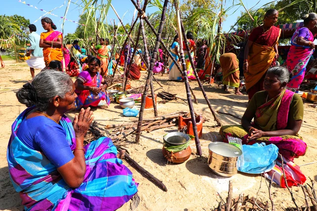 புதுப் பானை, புது அடுப்புடன் பொங்கல் வைக்கக் காத்திருக்கும் பெண்கள்