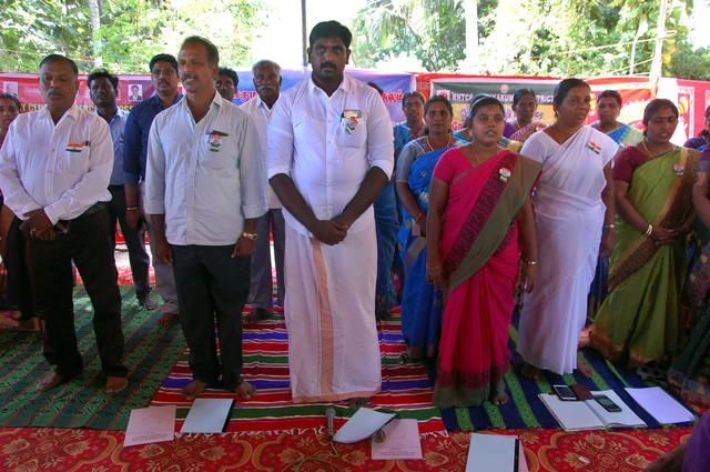 கிராமசபா கூட்டம் தொடங்குவதற்கு முன் தேசிய கீதம் பாடப்படுகிறது.