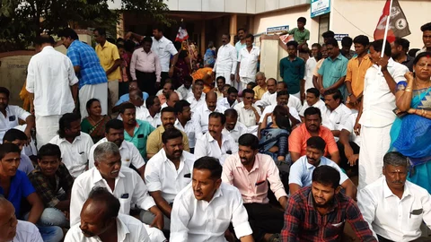 ஆளும் கட்சி ஆதரவாளர்கள்