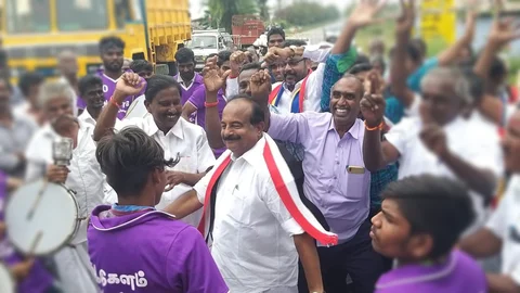 பிரசாரத்தின்போது நடனமாடும் அமைச்சர் கருப்பணன்