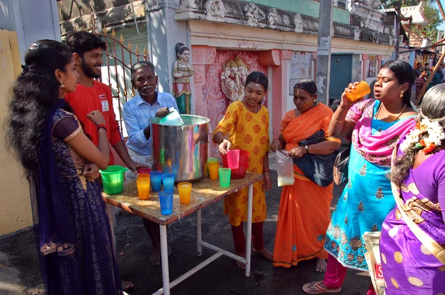 பசியோடு வருபவர்களுக்கு இலவச நீர் மோர் வழங்கும் மனங்கள்.